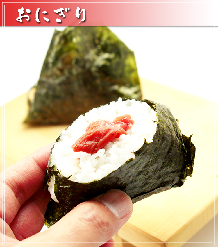 おにぎりにさっととうがらし梅茶を加えるだけでアクセントの効いたピリ辛おにぎりの出来上がり。